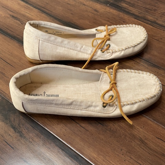 Minnetonka flats size 9 tan with leather tie - Picture 4 of 8